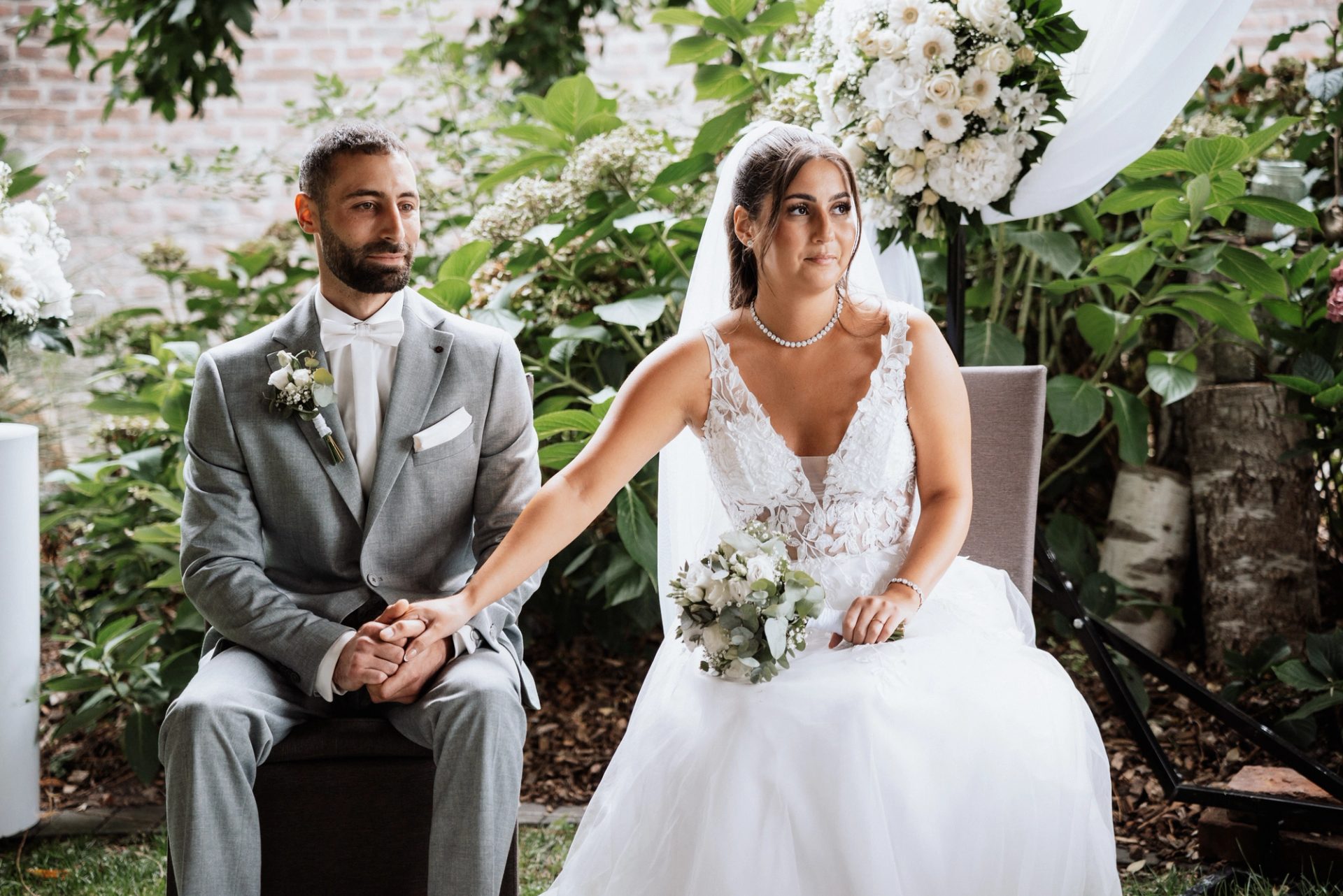 Merve und Timur halten sich während der Trauung an den Händen