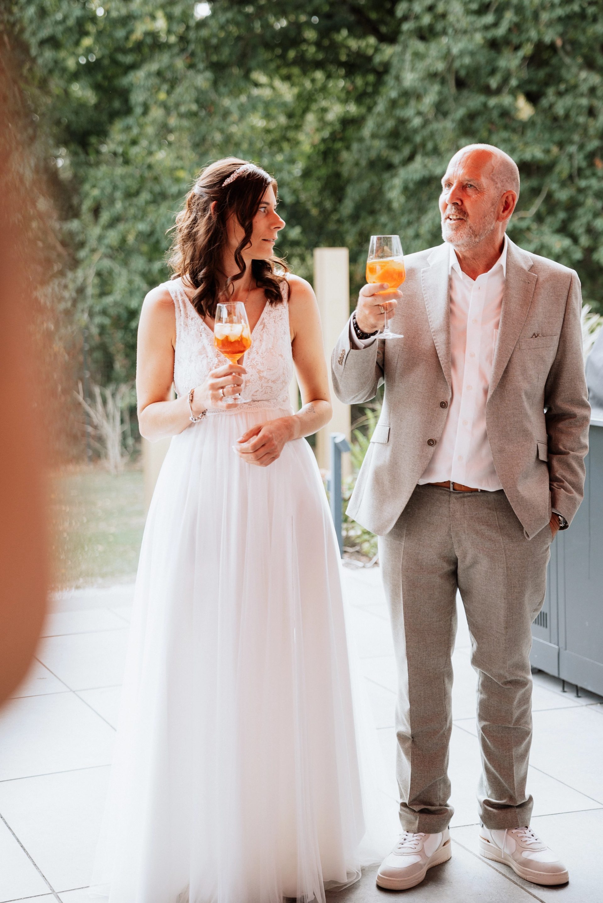Maren und Ralph sehen sich an, in der Hand je ein Glas