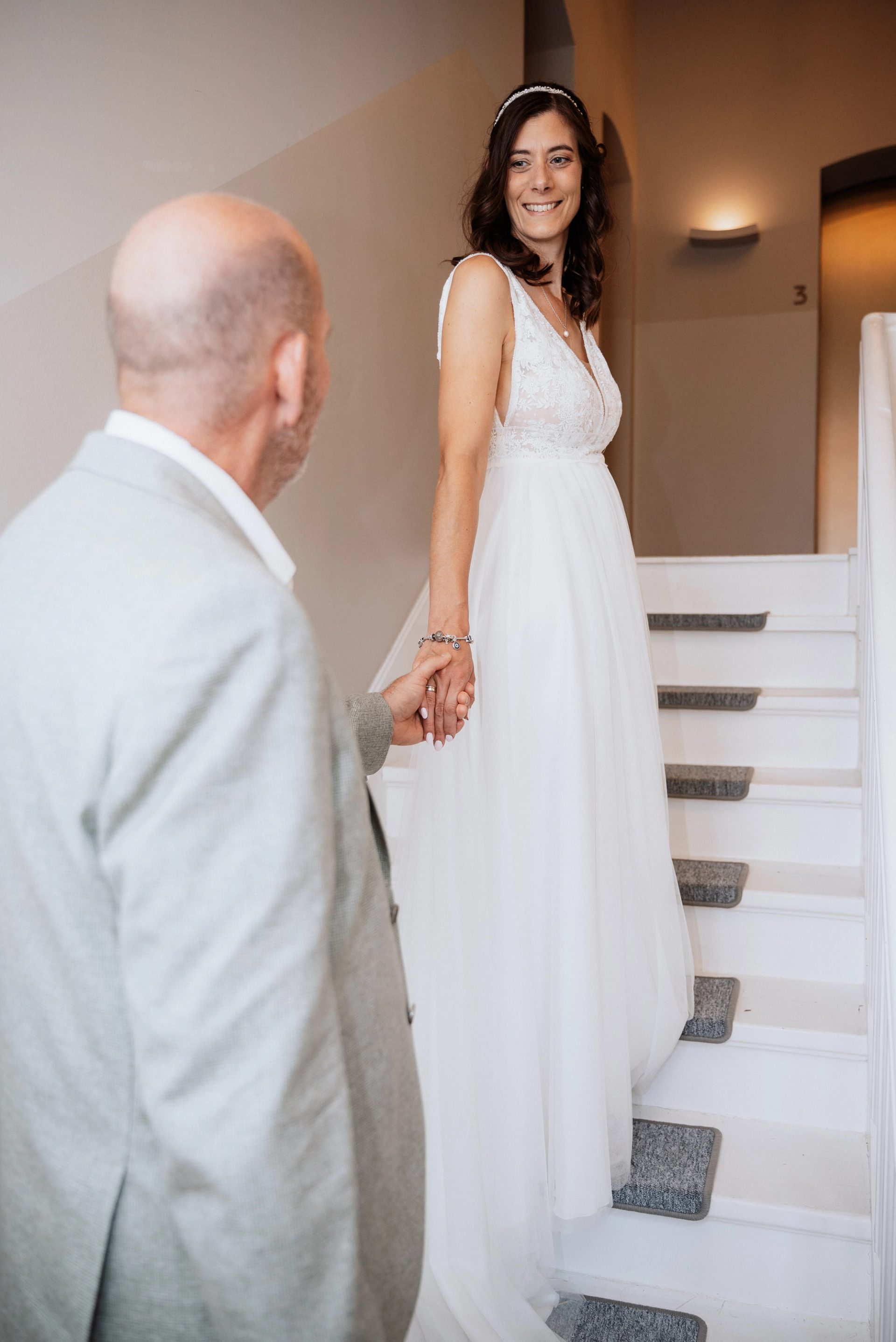 Ralph schaut zu Maren, die an der Treppe der Villa Glanzstoff wartet