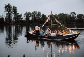 Das Boot mit Lichterkette auf dem dunklen See am RSC Ratheimer Segelclub