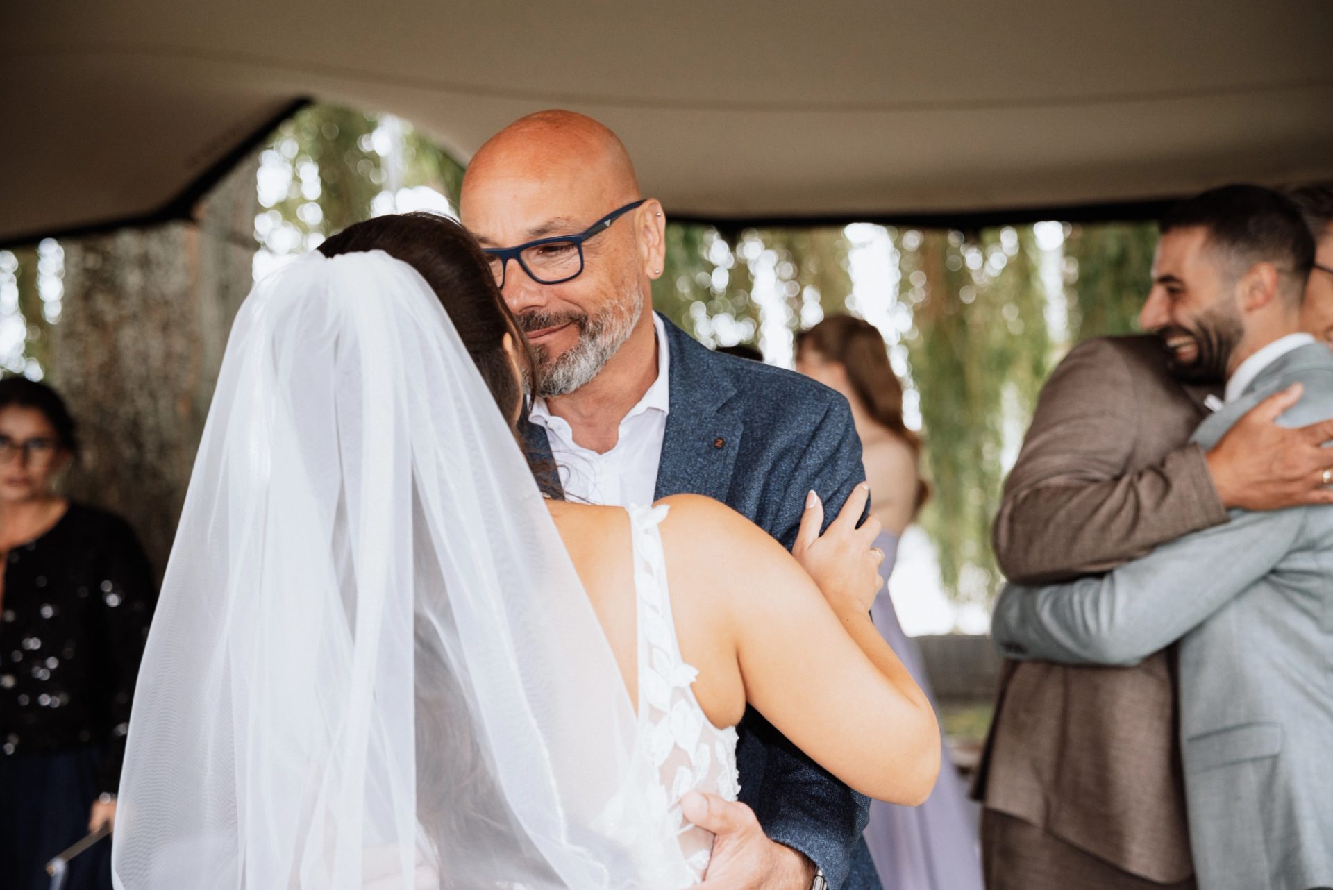 Merves Vater nimmt sie nach der Trauung in den Arm