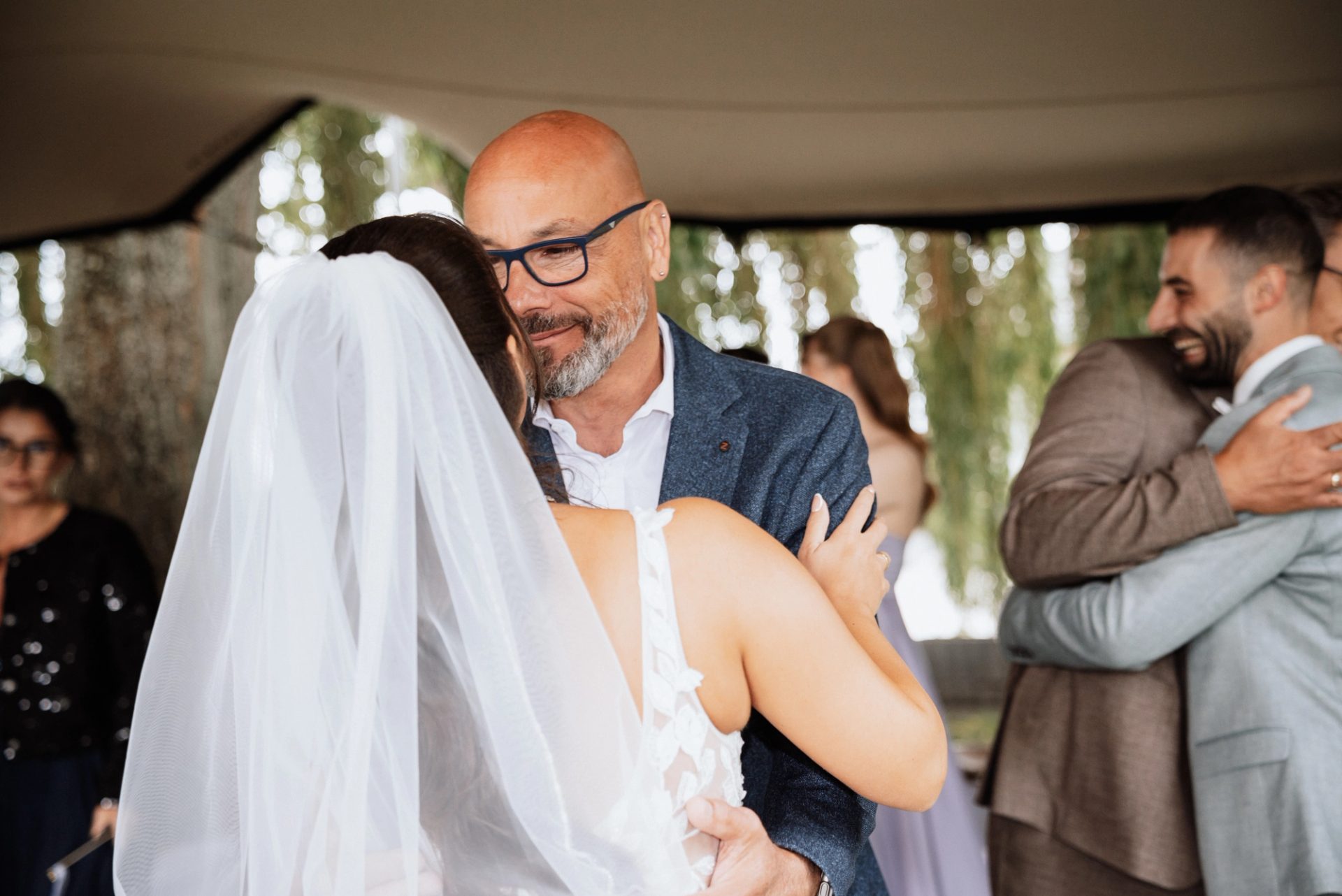 Merves Vater nimmt sie nach der Trauung in den Arm
