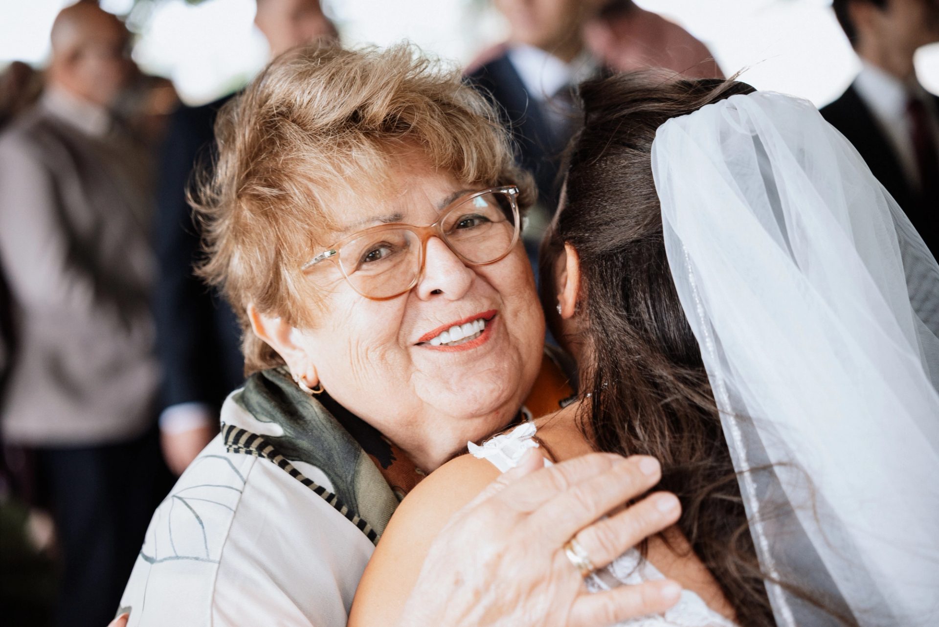 Eine ältere Frau umarmt Merve und lacht in die Kamera