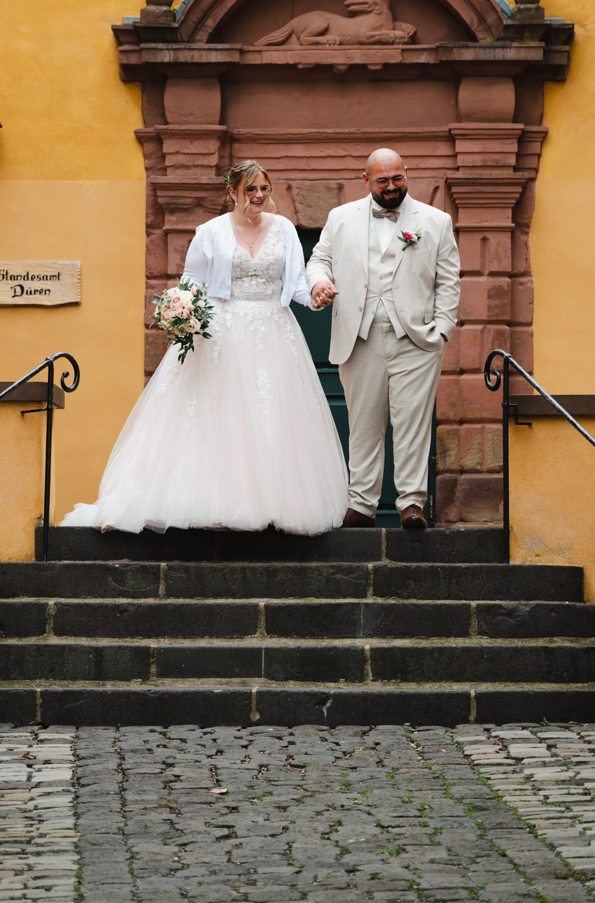 Brautpaar auf den Stufen vor dem Standesamt auf Schloss Burgau