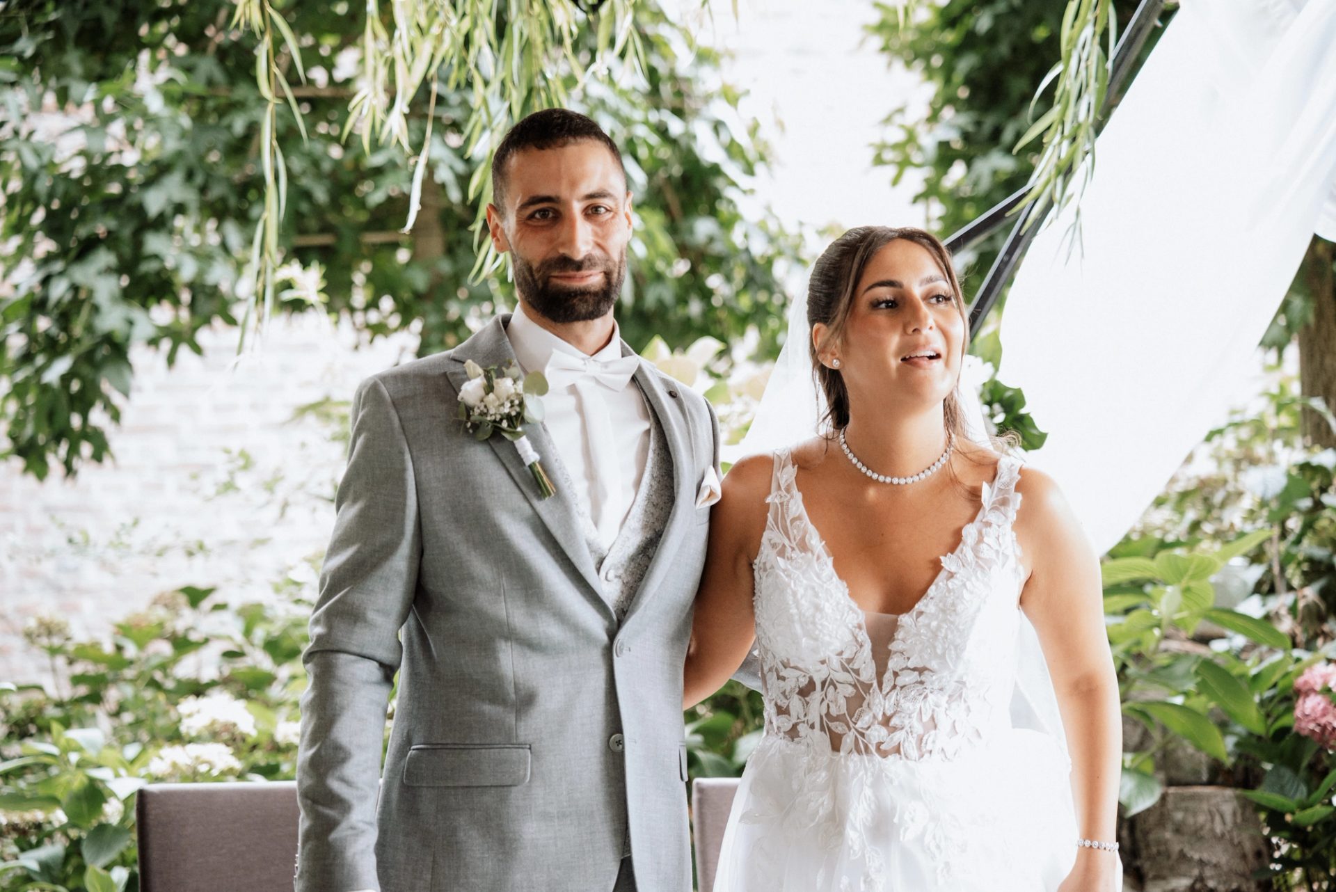 Merve und Timur lächeln nach dem ersten Kuss