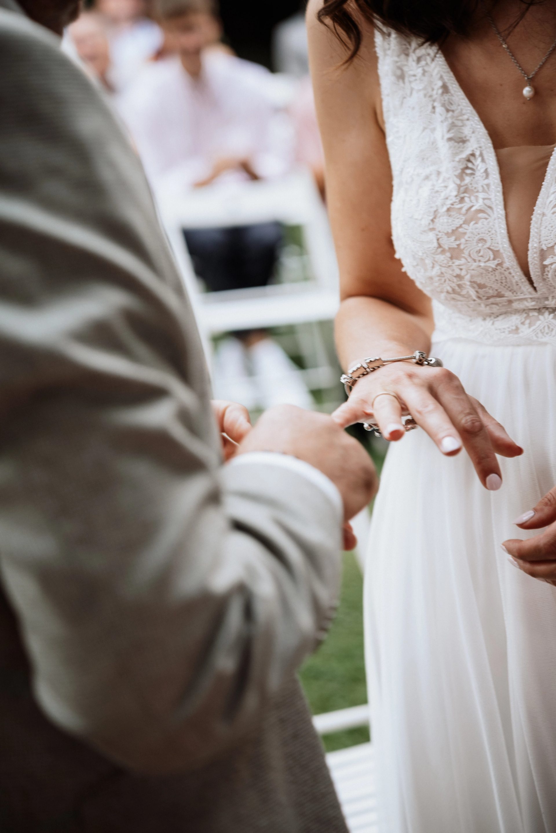 Nahaufnahme: Marens Hand mit Ring in Ralphs Hand
