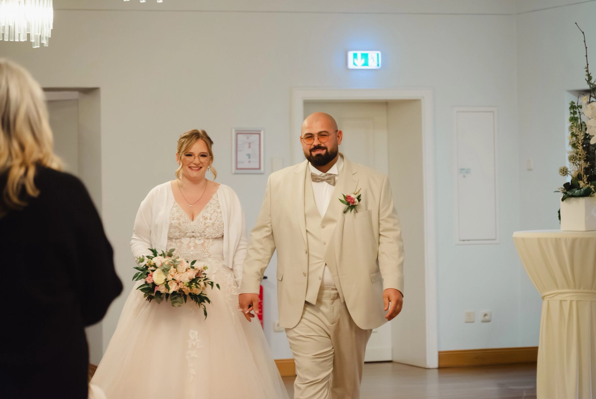 Einzug des Brautpaars in den hellen Trauraum auf Schloss Burgau