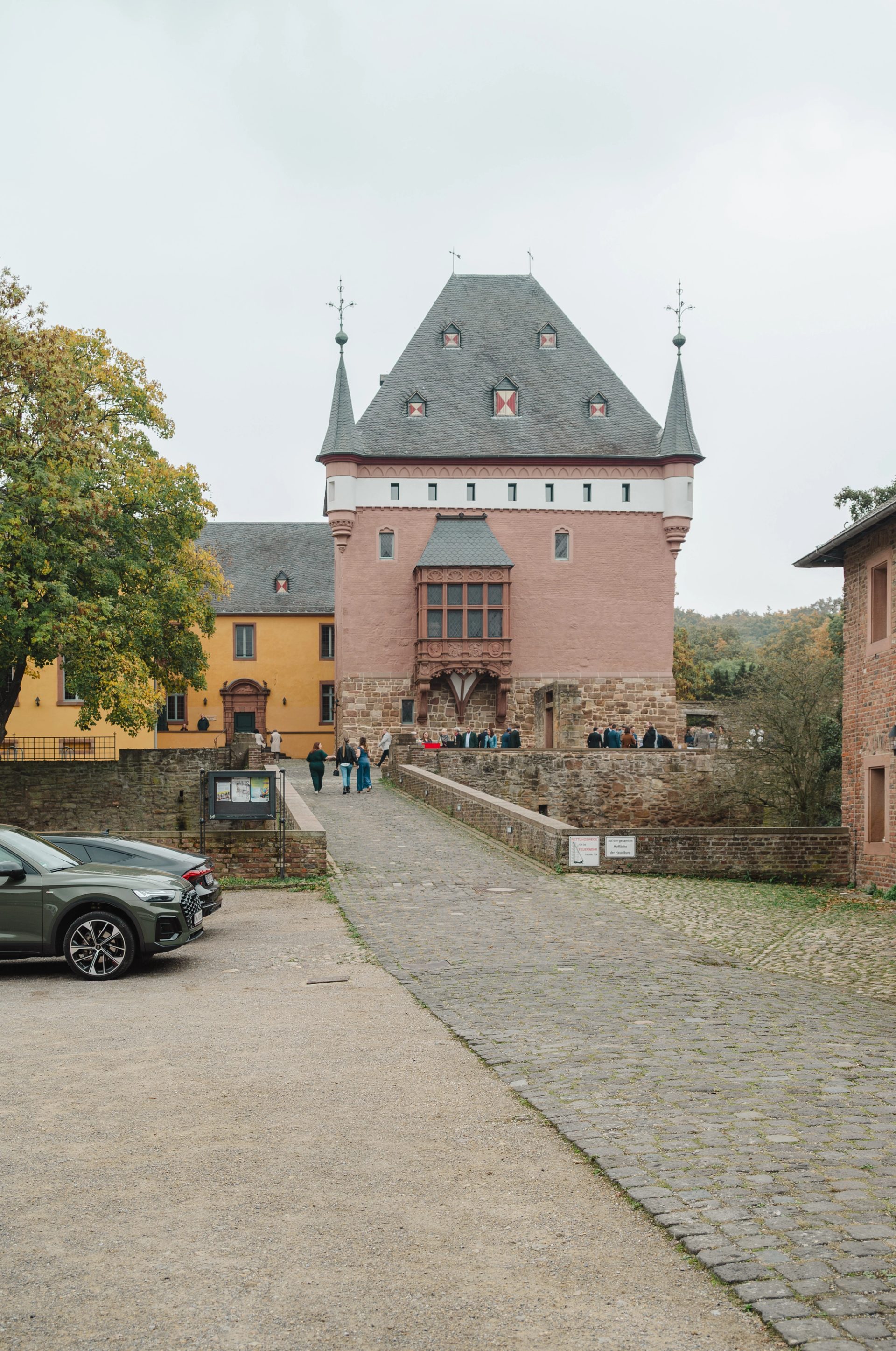 Der gepflasterte Weg zum Torturm von Schloss Burgau in Düren