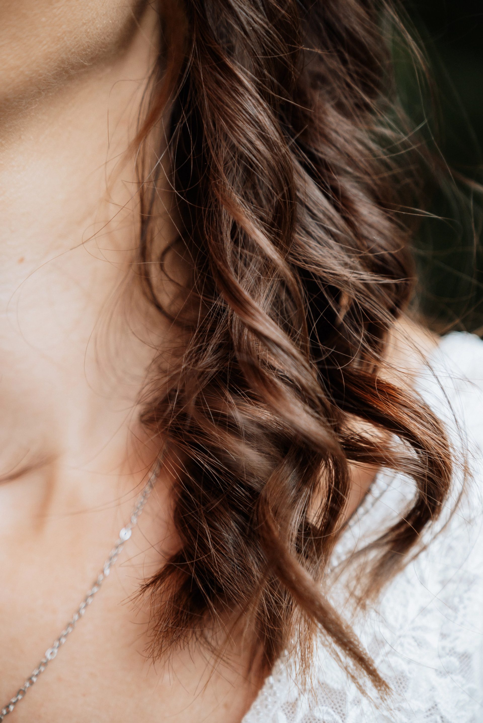Nahaufnahme: Marens dunkle Locken fallen auf die Schulter