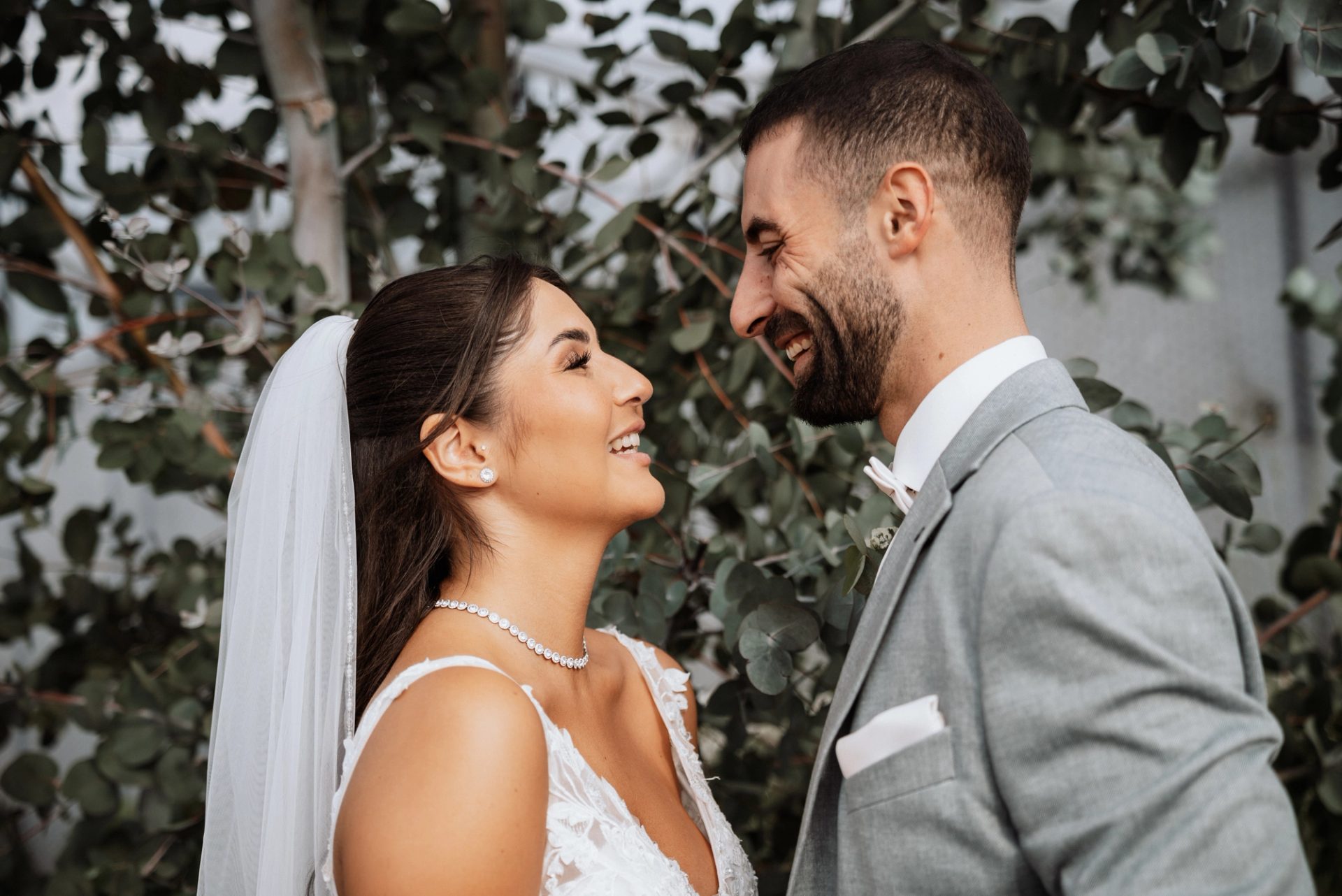 Merve und Timur lachen sich an, Nase an Nase