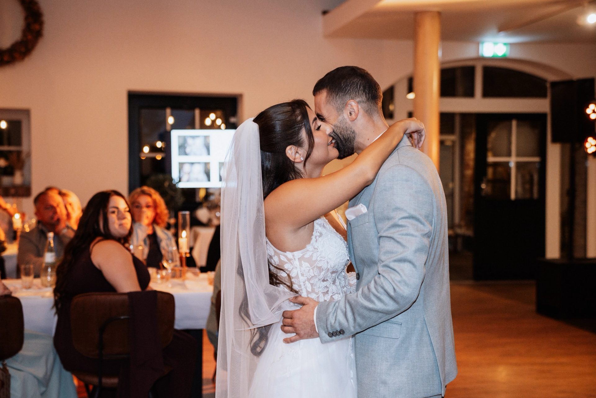 Merve und Timur küssen sich beim Tanzen