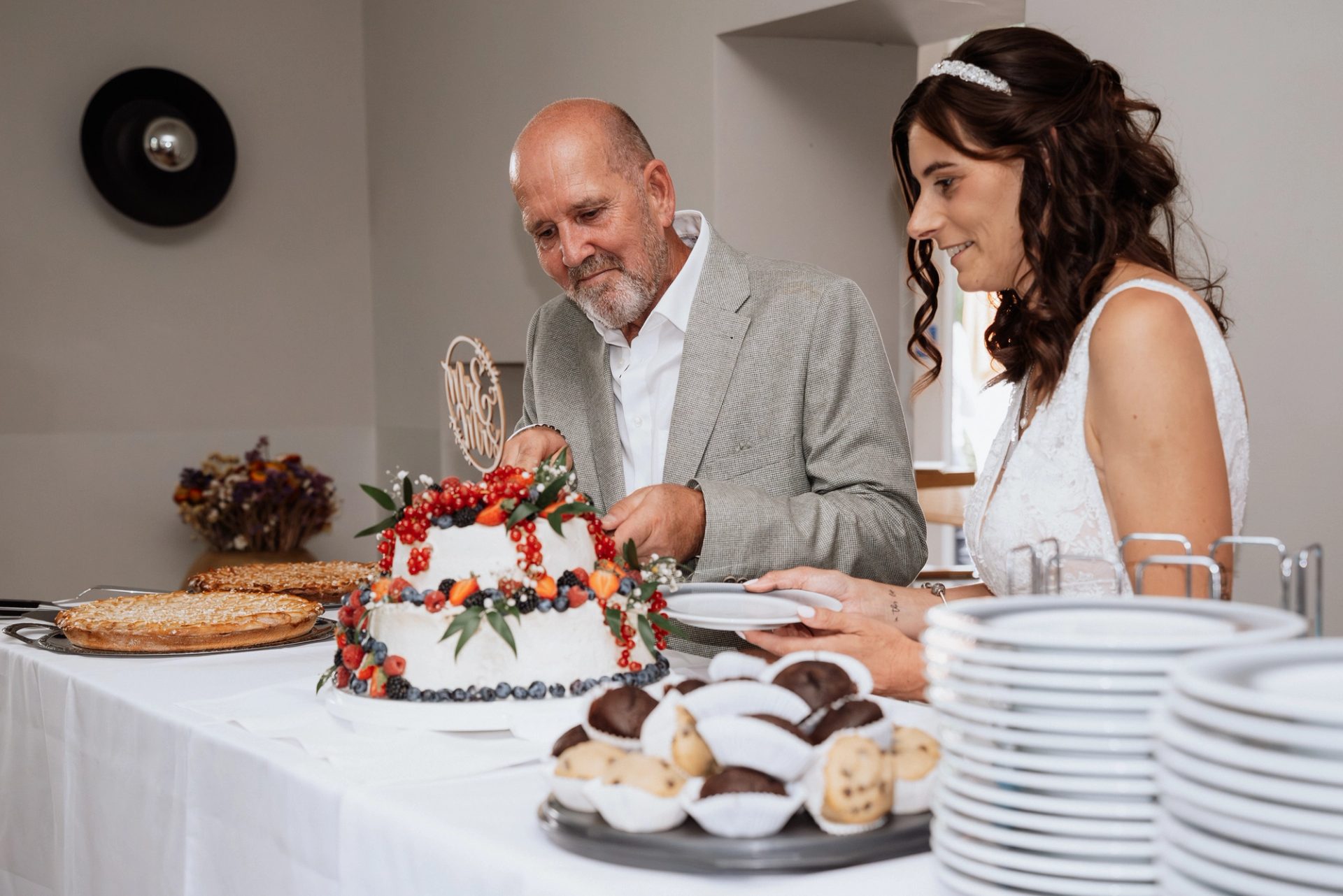 Maren und Ralph schauen auf das erste Stück Torte