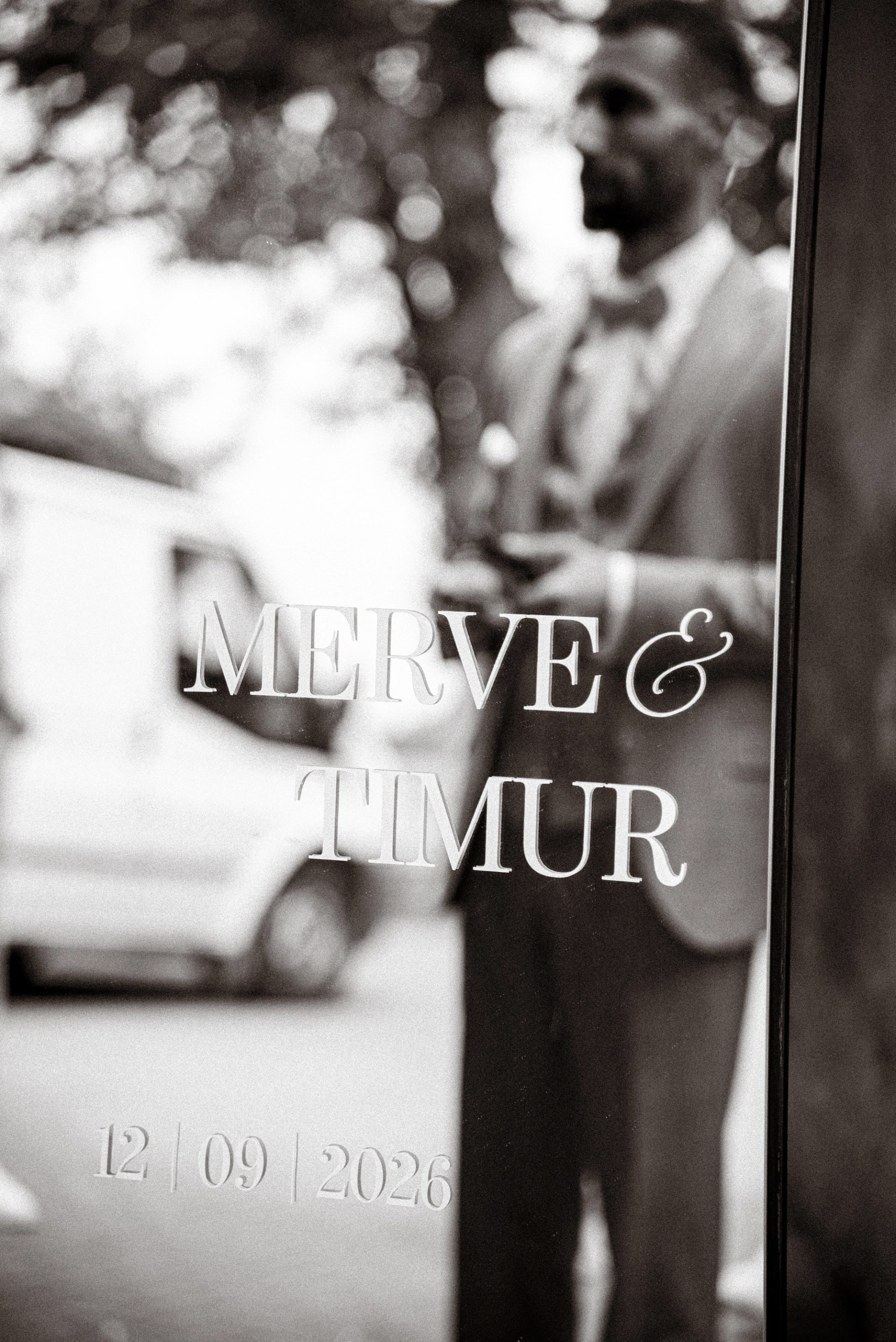 Ein Schild mit den Namen Merve und Timur, in Schwarzweiß