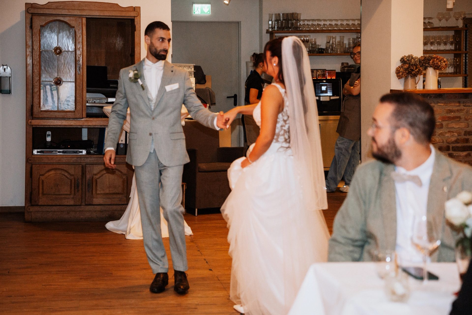 Timur dreht Merve beim ersten Tanz