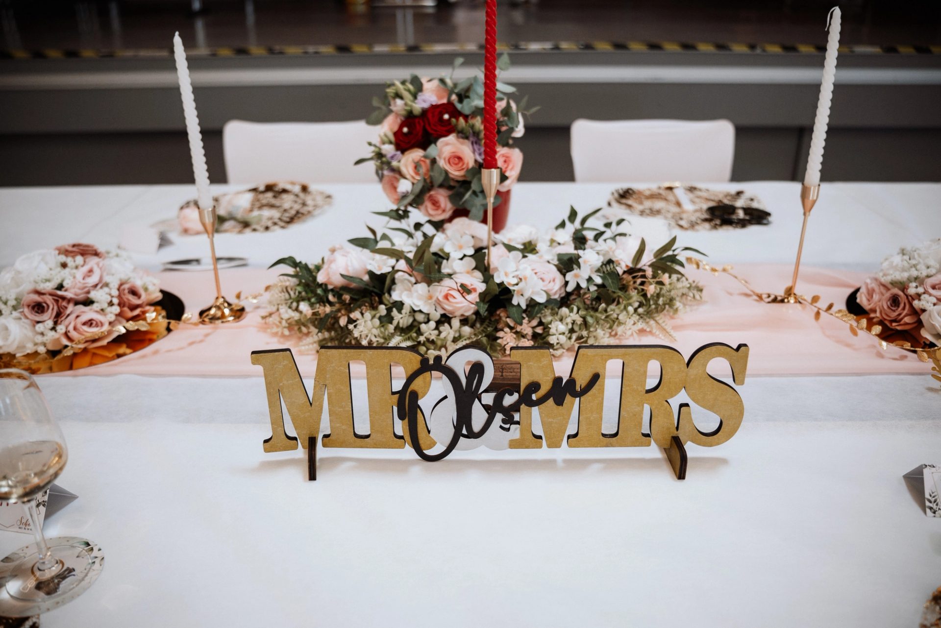 Brautpaartisch mit Mr-&-Mrs-Schriftzug und Blumen im TeichbachSaal
