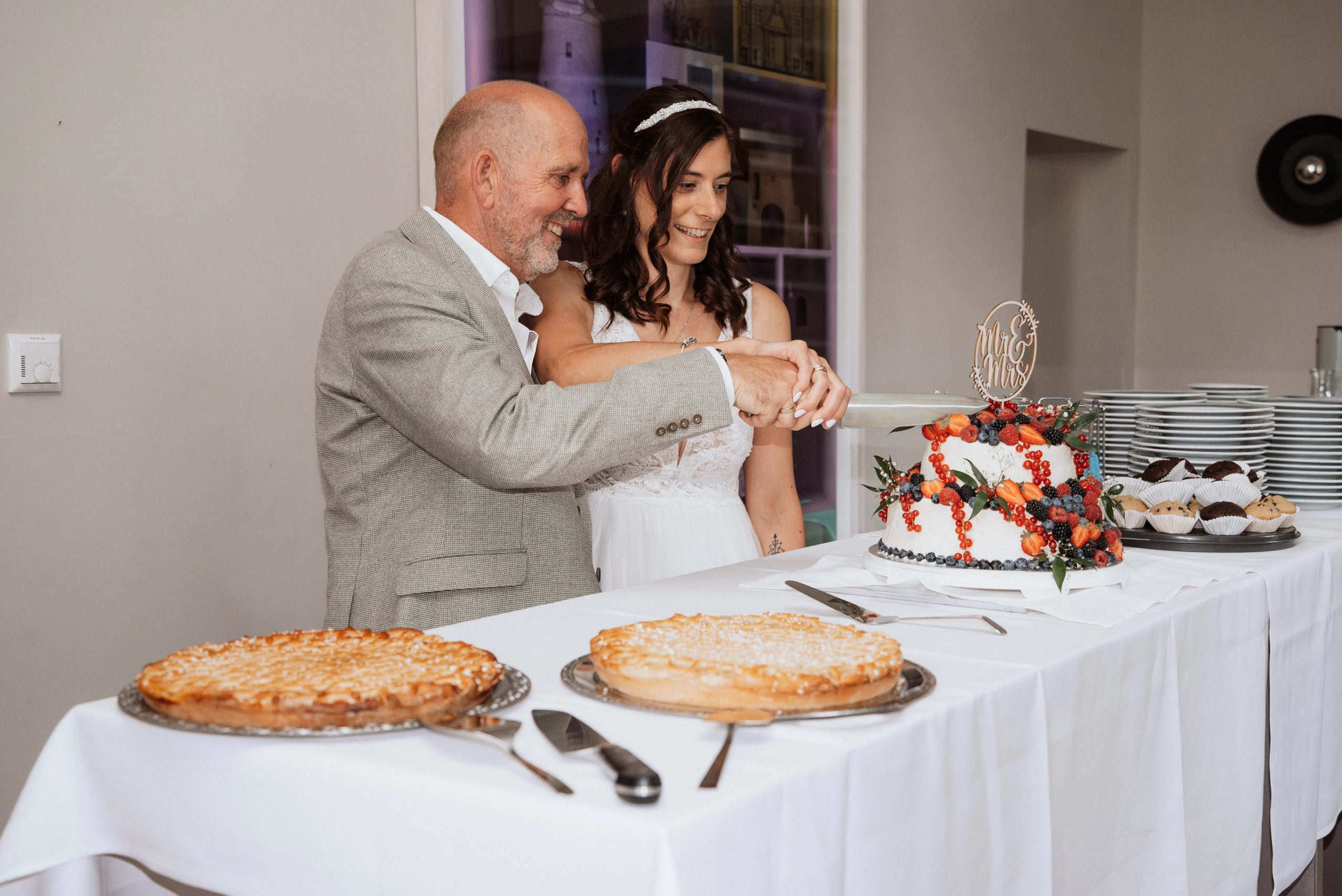 Maren und Ralph schneiden gemeinsam die Hochzeitstorte an
