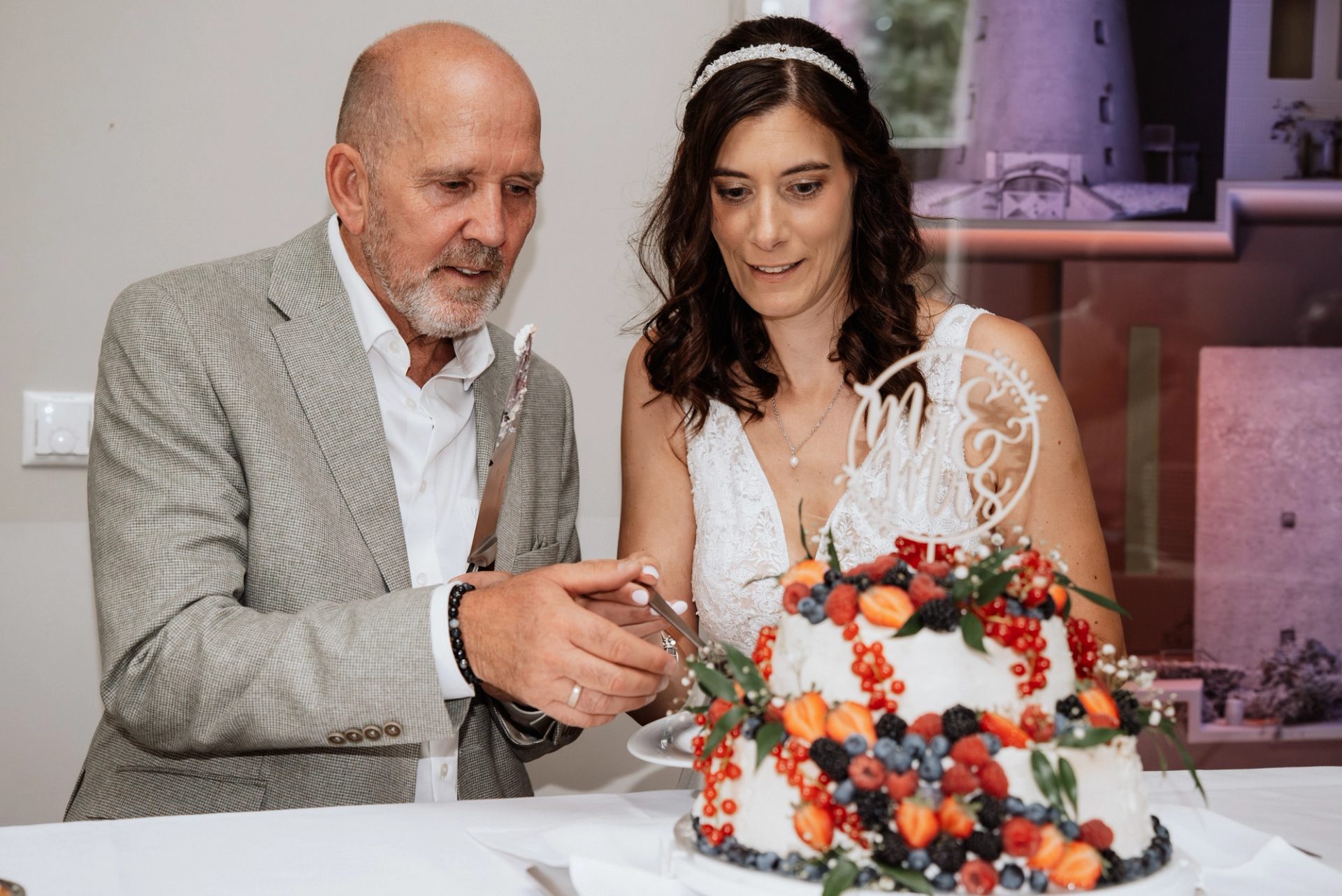 Ralph setzt das Messer an die Torte, Maren sieht zu