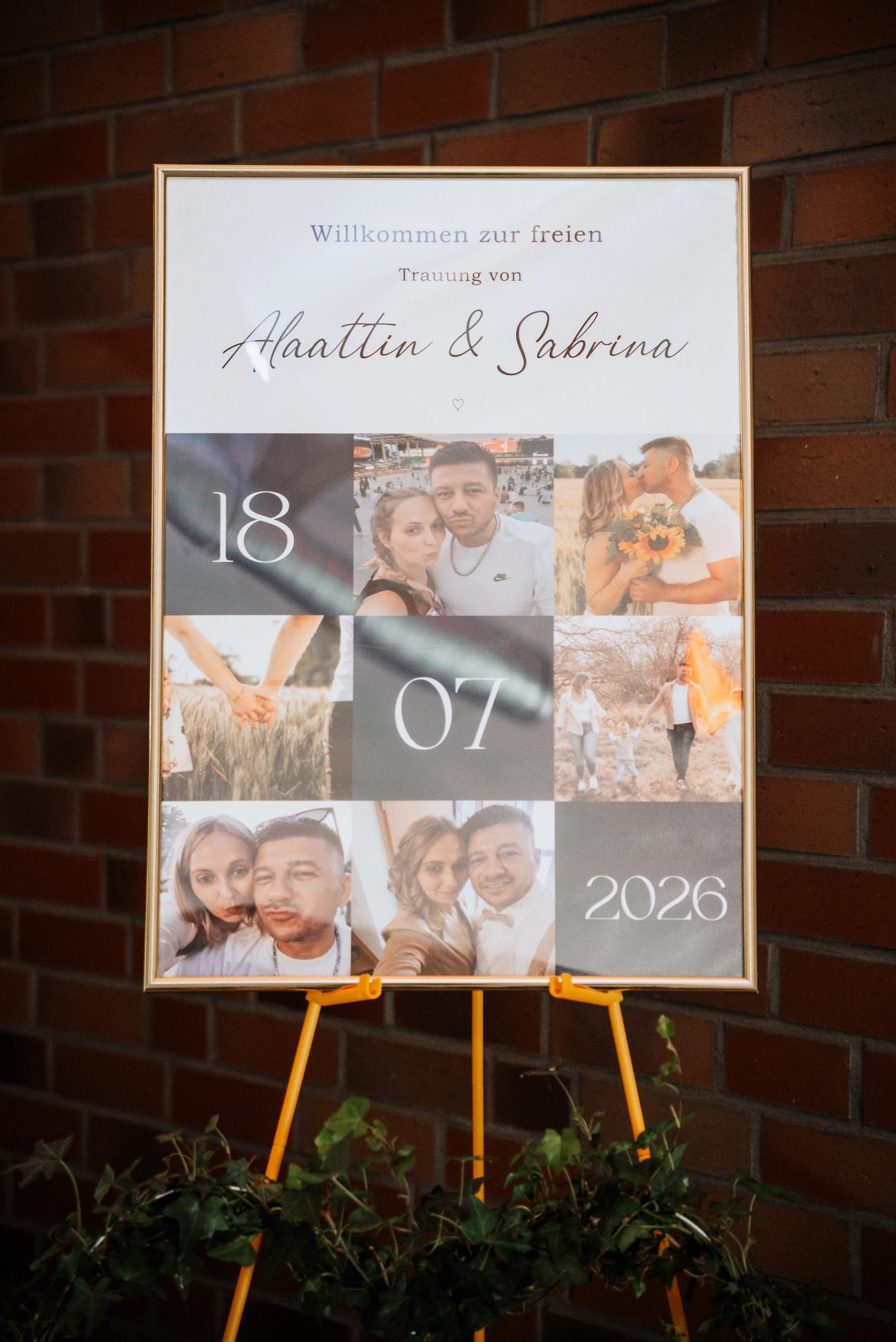 Willkommensschild mit Fotos des Paares zur freien Trauung im TeichbachSaal