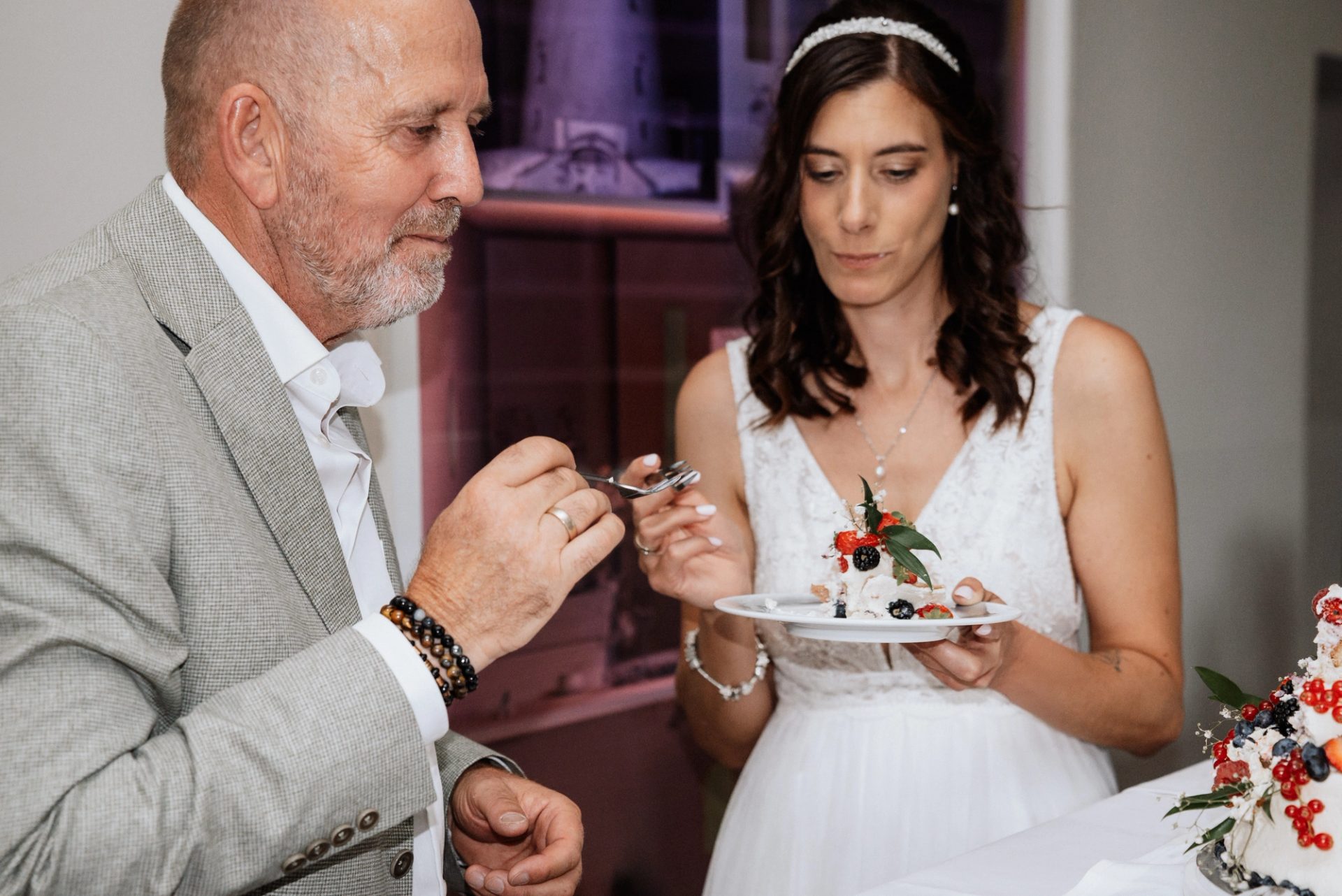 Ralph hält Maren eine Gabel mit Torte hin