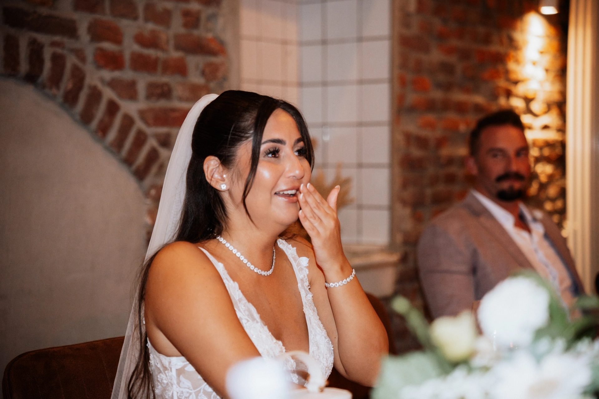 Merve ist bei den Reden gerührt und hält sich die Hand an die Wange