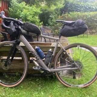 Cykel med bike packing tasker