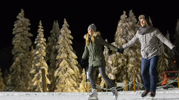 4 Places to Ice Skate Outdoors Around Vancouver in Winter 2023/24