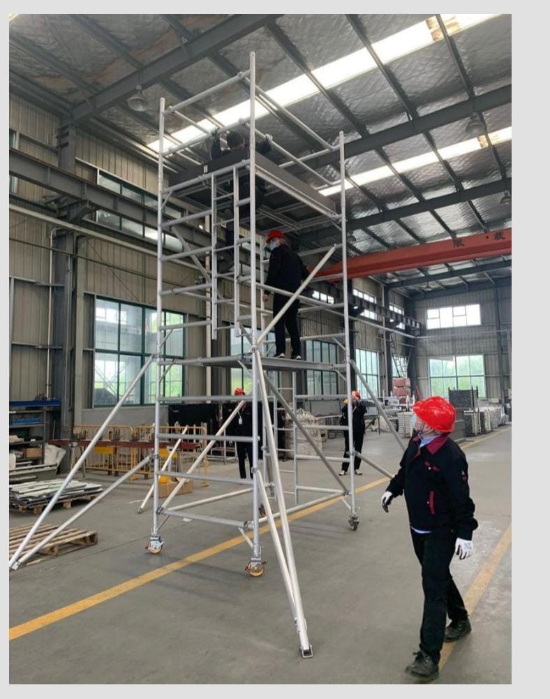 פיגום אלומיניום מקצועי גובה דריכה 4 מ – רוחב כפול