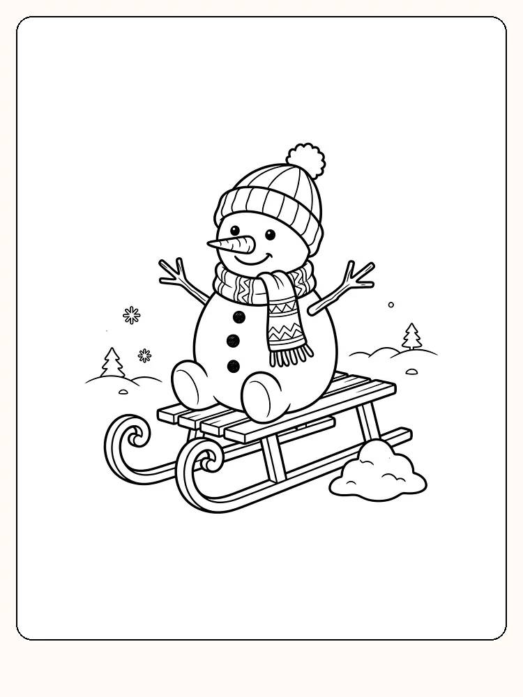 Schneemann auf einem Holzschlitten mit geschwungenen Kufen, mit Mütze, Schal und Karottennase, und kleinen Tannenbäumen dahinter