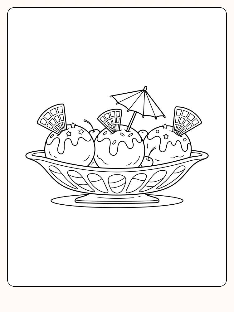 Coupe de glace en forme de barque sur une assiette, avec trois boules, des gouttes de sauce, des éventails de gaufrette, des cerises et une ombrelle dans la boule du milieu