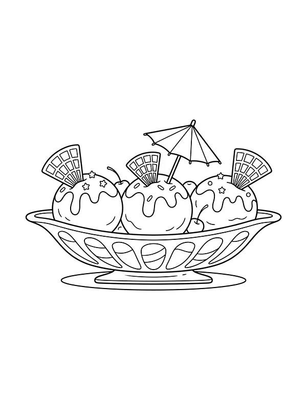 Glace avec sauce dans une coupe en forme de barque