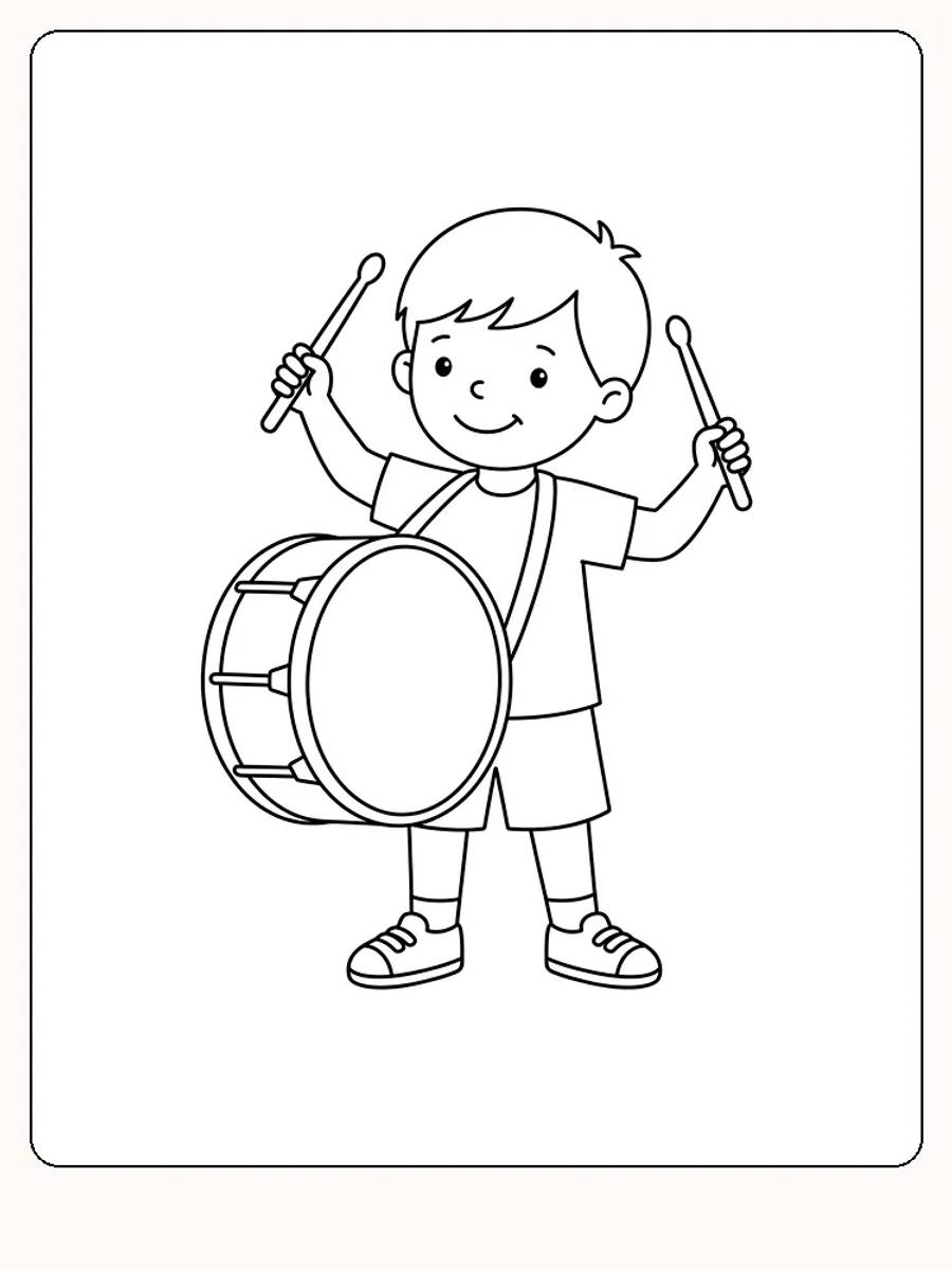 Garçon joyeux en t-shirt et short qui frappe sur un grand tambour avec deux baguettes le jour de la fête nationale