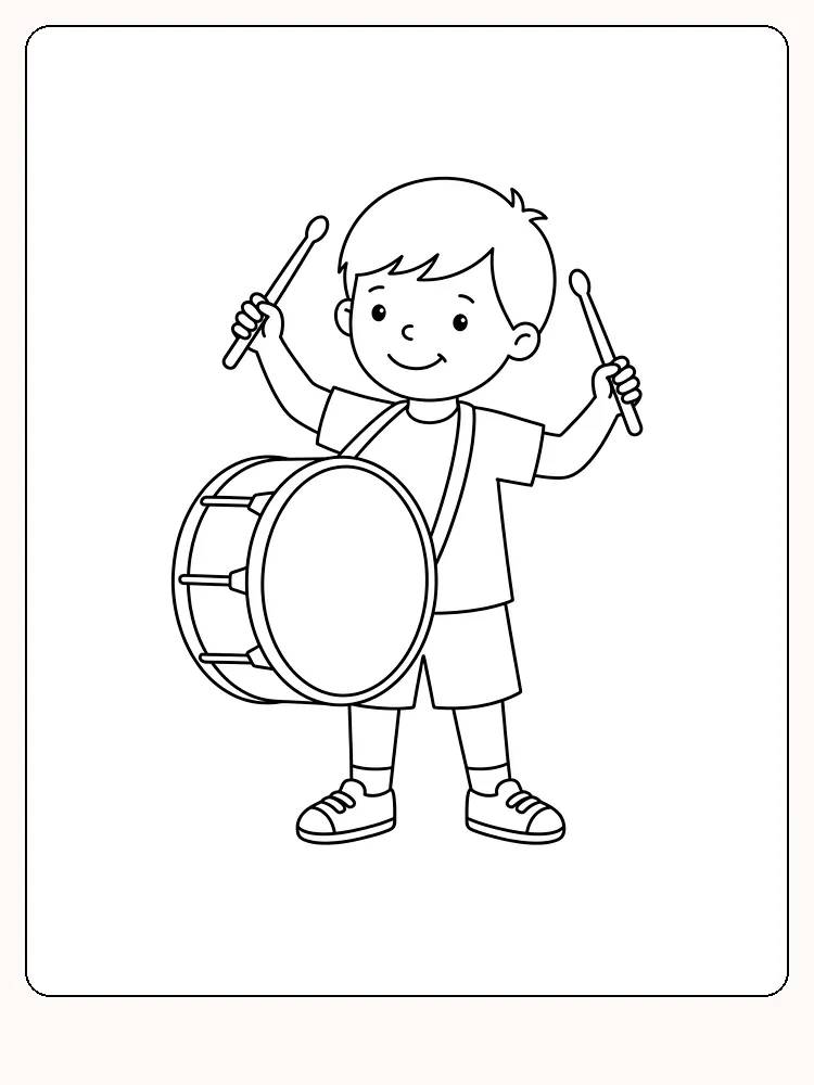 Garçon joyeux en t-shirt et short qui frappe sur un grand tambour avec deux baguettes le jour de la fête nationale