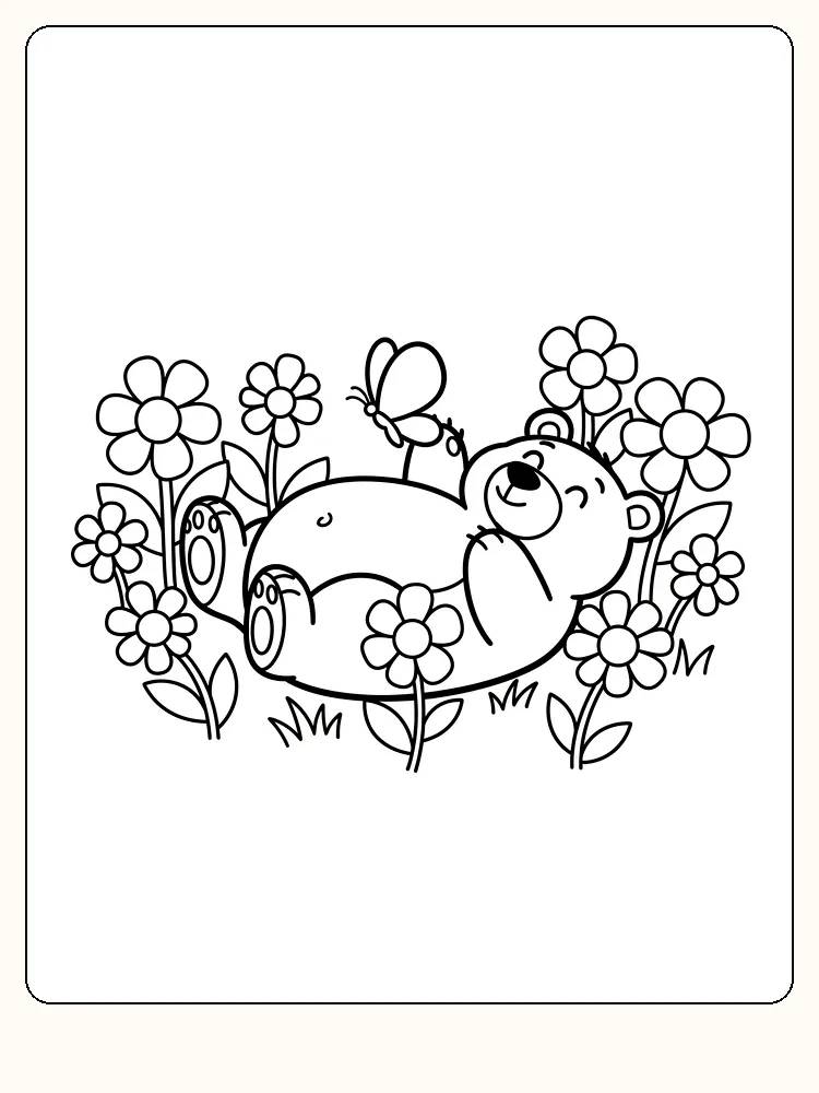 Fargelegging av en bjørn som ligger avslappet blant blomster med sommerfugl på labben, perfekt for utskrift