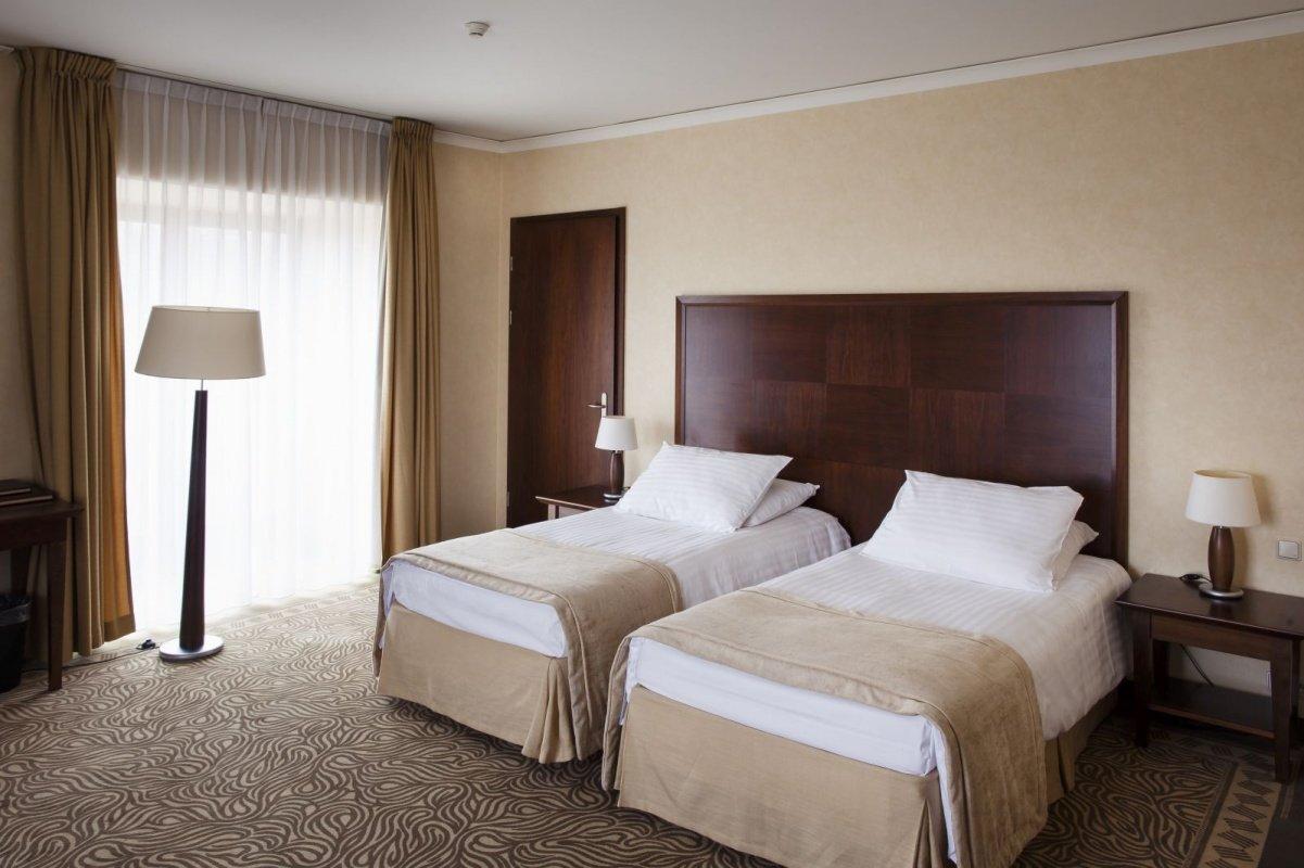 Komfortowy pokój hotelowy podczas wyjazdu integracyjnego.