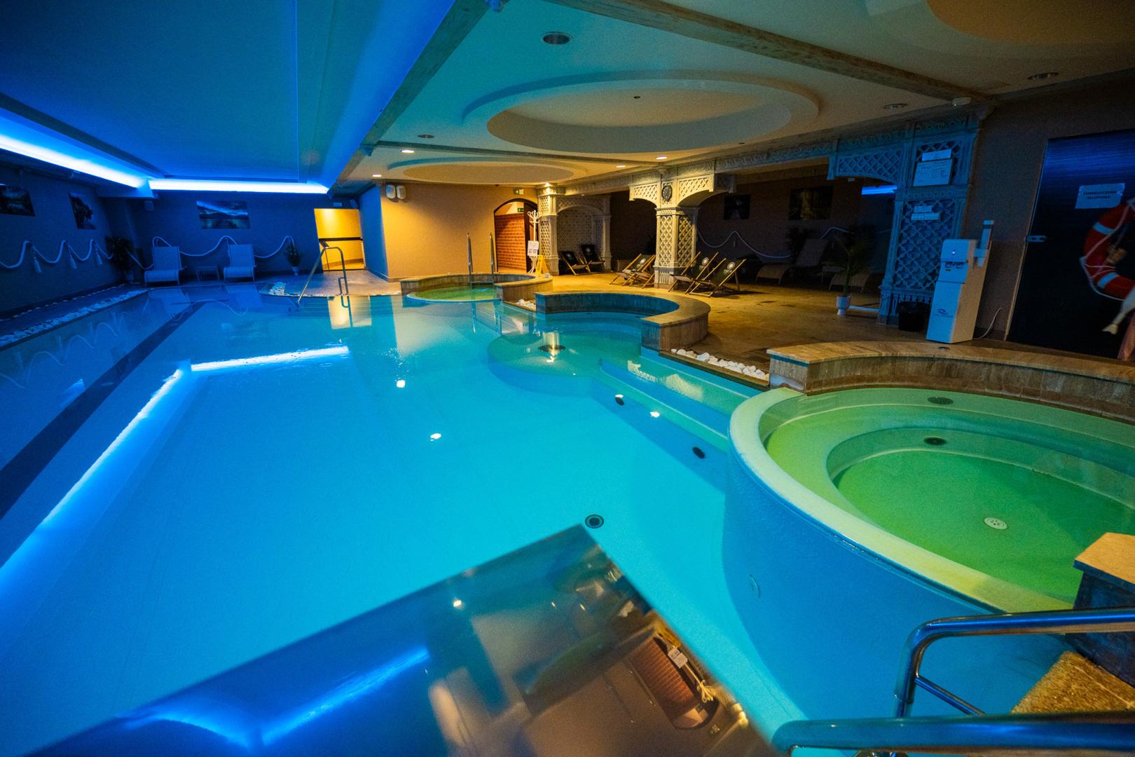 Basen hotelowy w strefie wellness dla grup
