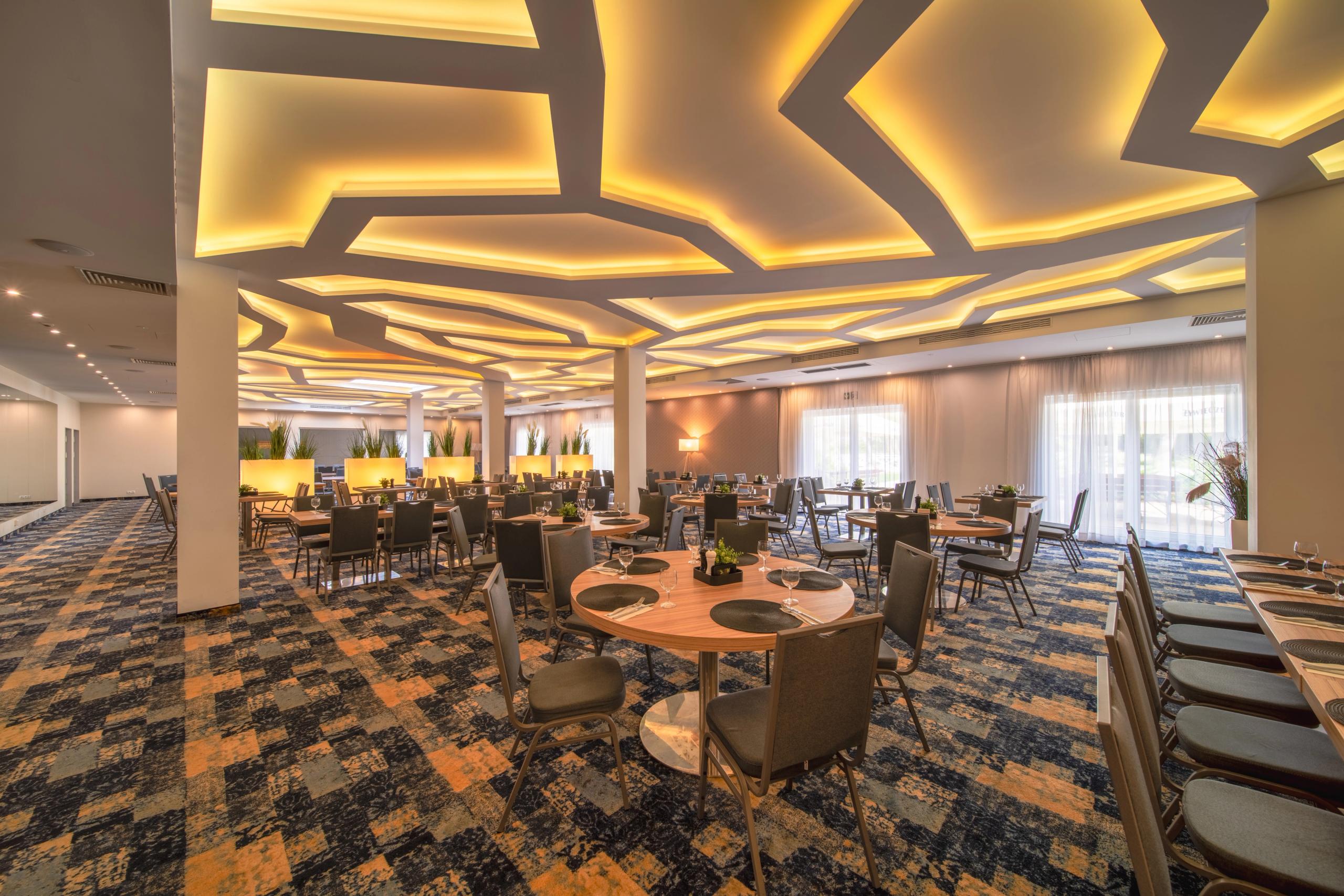 Spotkanie biznesowe w Green Garden Hotel – networking w sali konferencyjnej.