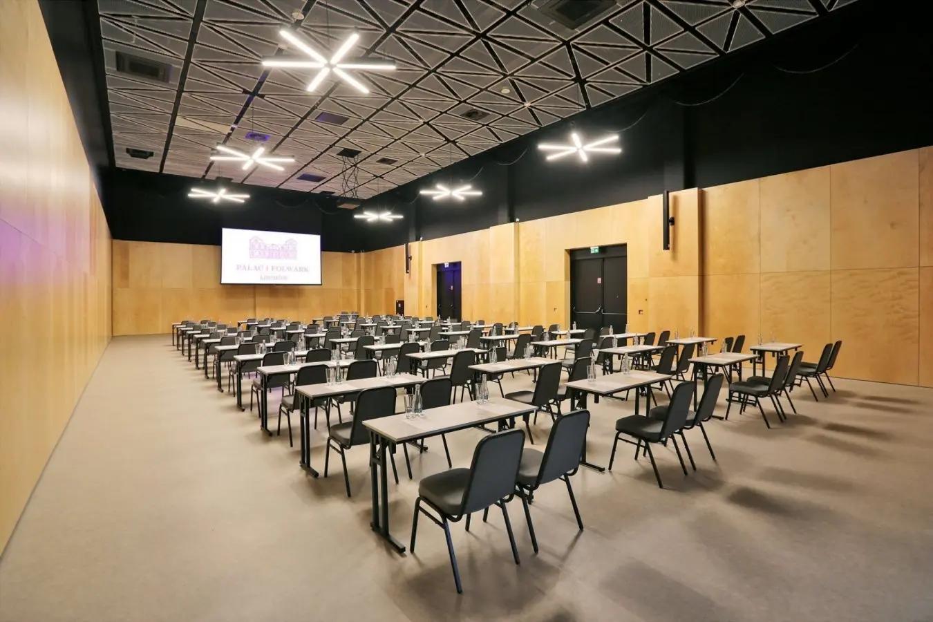 Nowoczesna sala konferencyjna z ekranem i rzutnikiem