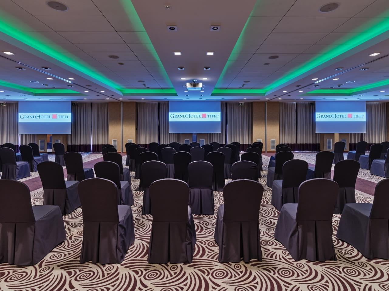Sala konferencyjna z oświetleniem eventowym