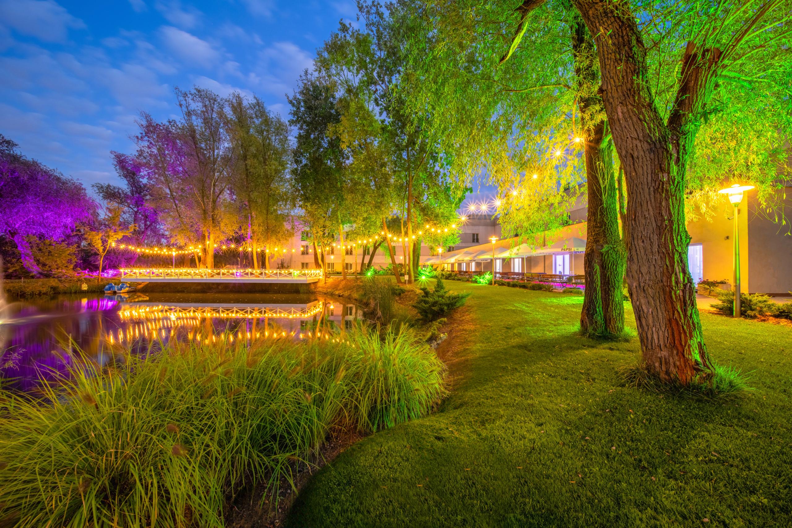 Widok na teren zielony przy Green Garden Hotel – przestrzeń relaksu.