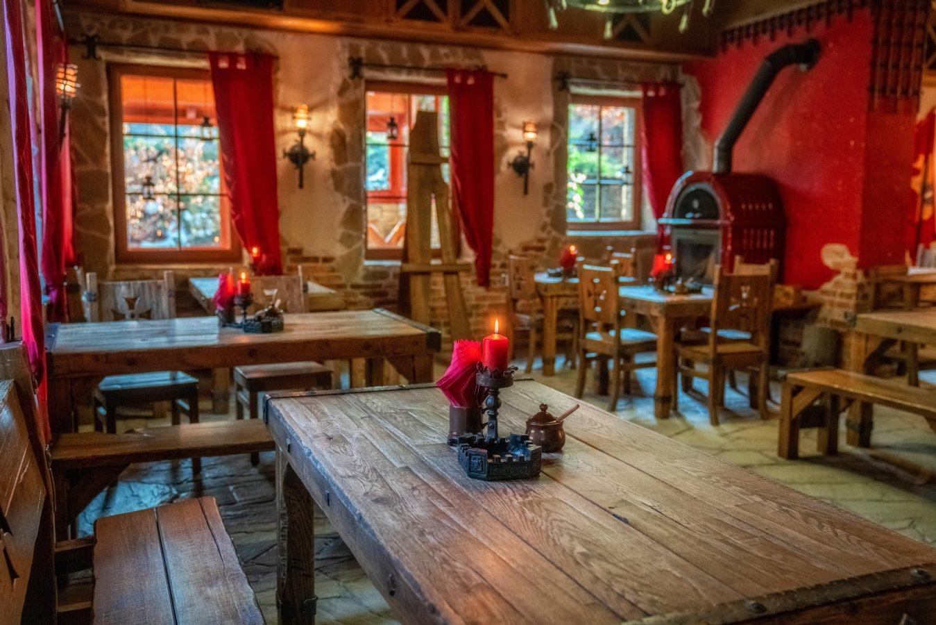 Restauracja regionalna z drewnianym wystrojem i klimatem górskim.