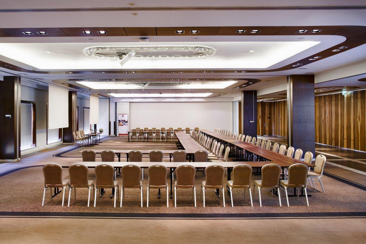 Sala konferencyjna w układzie teatralnym – profesjonalna organizacja szkolenia.