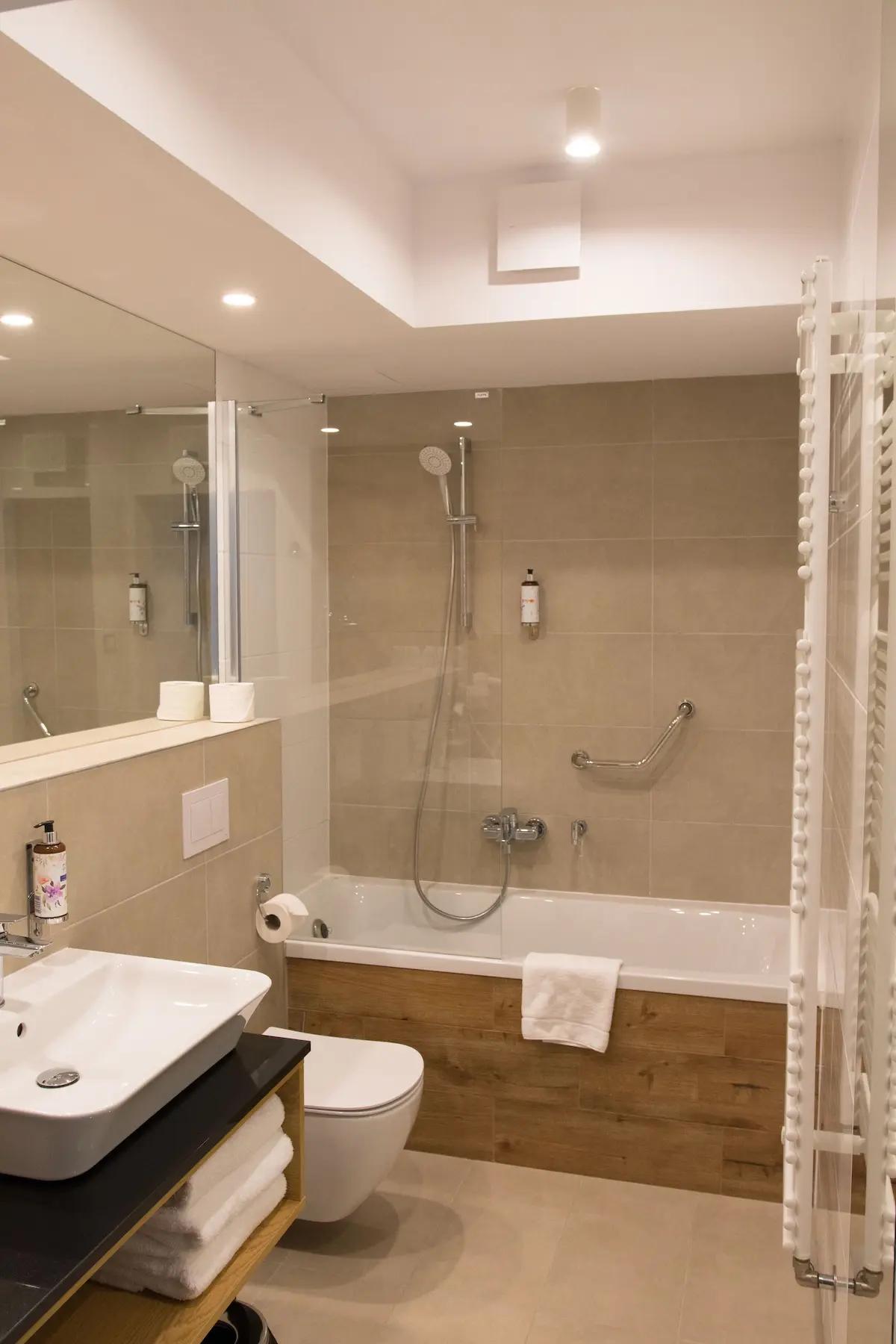 Nowoczesna łazienka hotelowa z kabiną prysznicową, umywalką i WC