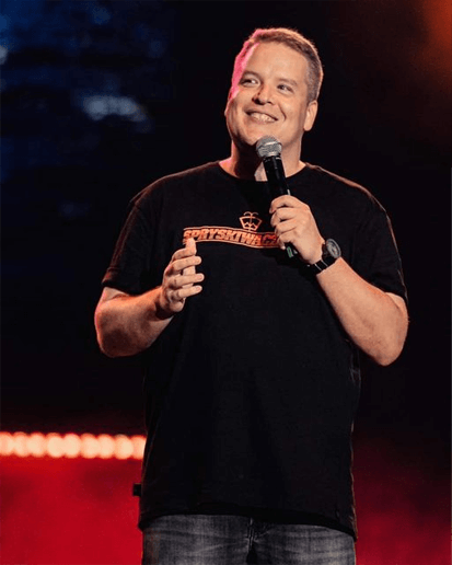 Kabareciarz Lotek podczas występu stand-up.