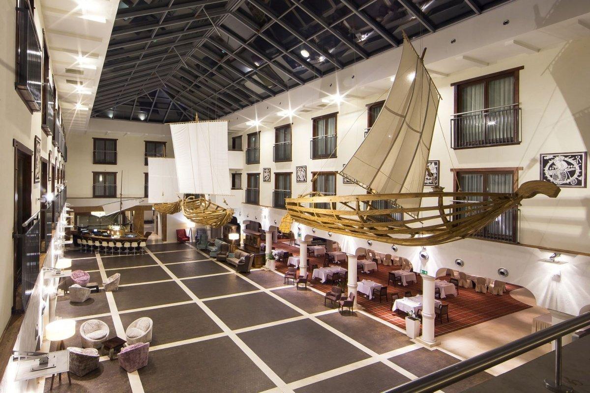 Restauracja hotelowa na kolację integracyjną.
