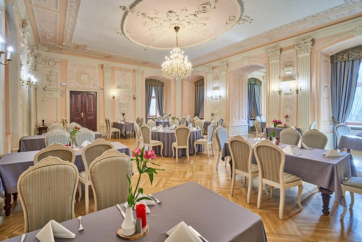 Jasna sala bankietowa w Zamku Kliczków z dekoracjami