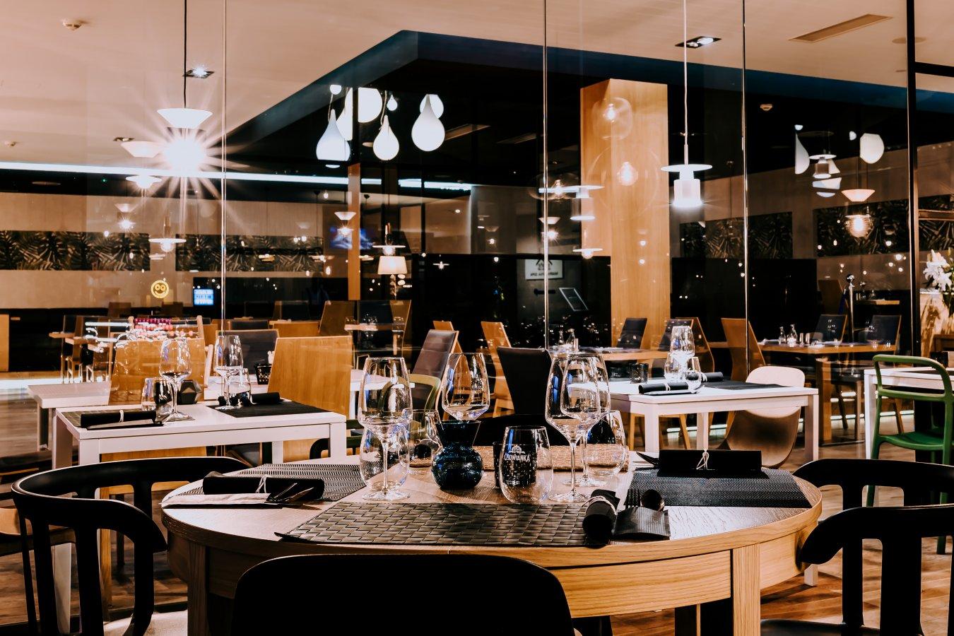 Nowoczesna restauracja z designerskimi meblami.