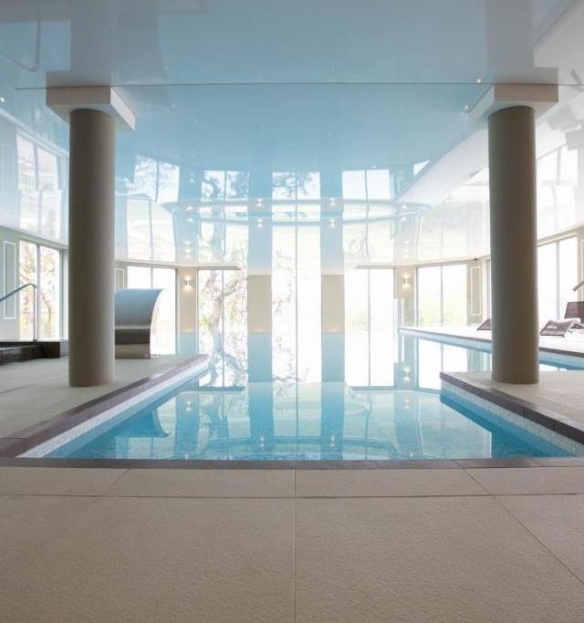 Jasna strefa wellness z naturalnym światłem i minimalistyczną architekturą.