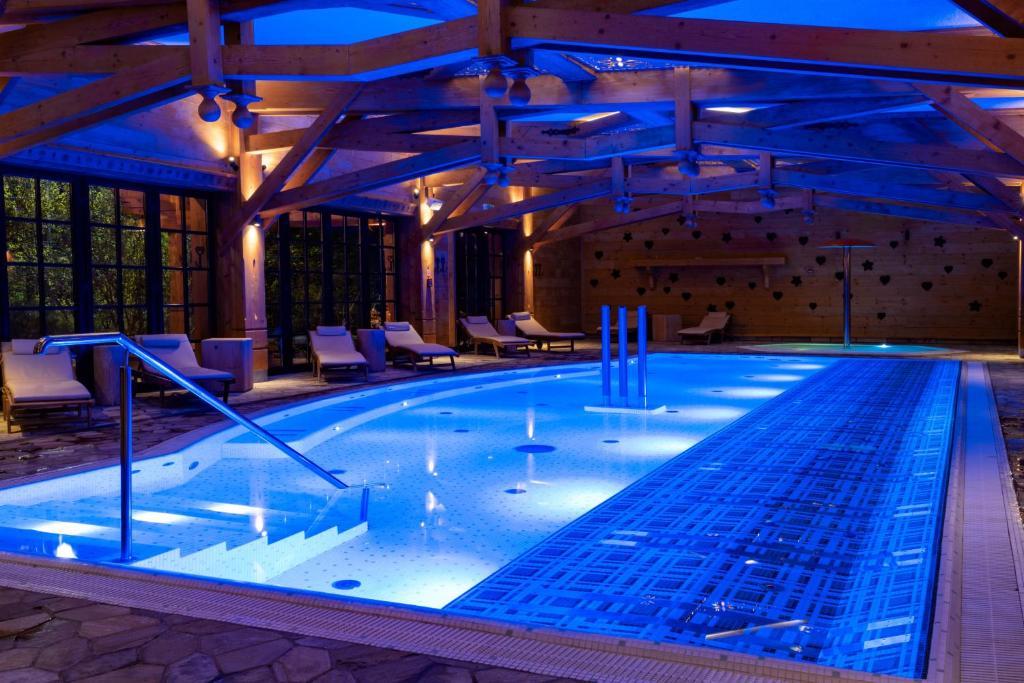 Niebiesko podświetlony basen w nowoczesnym centrum wellness.