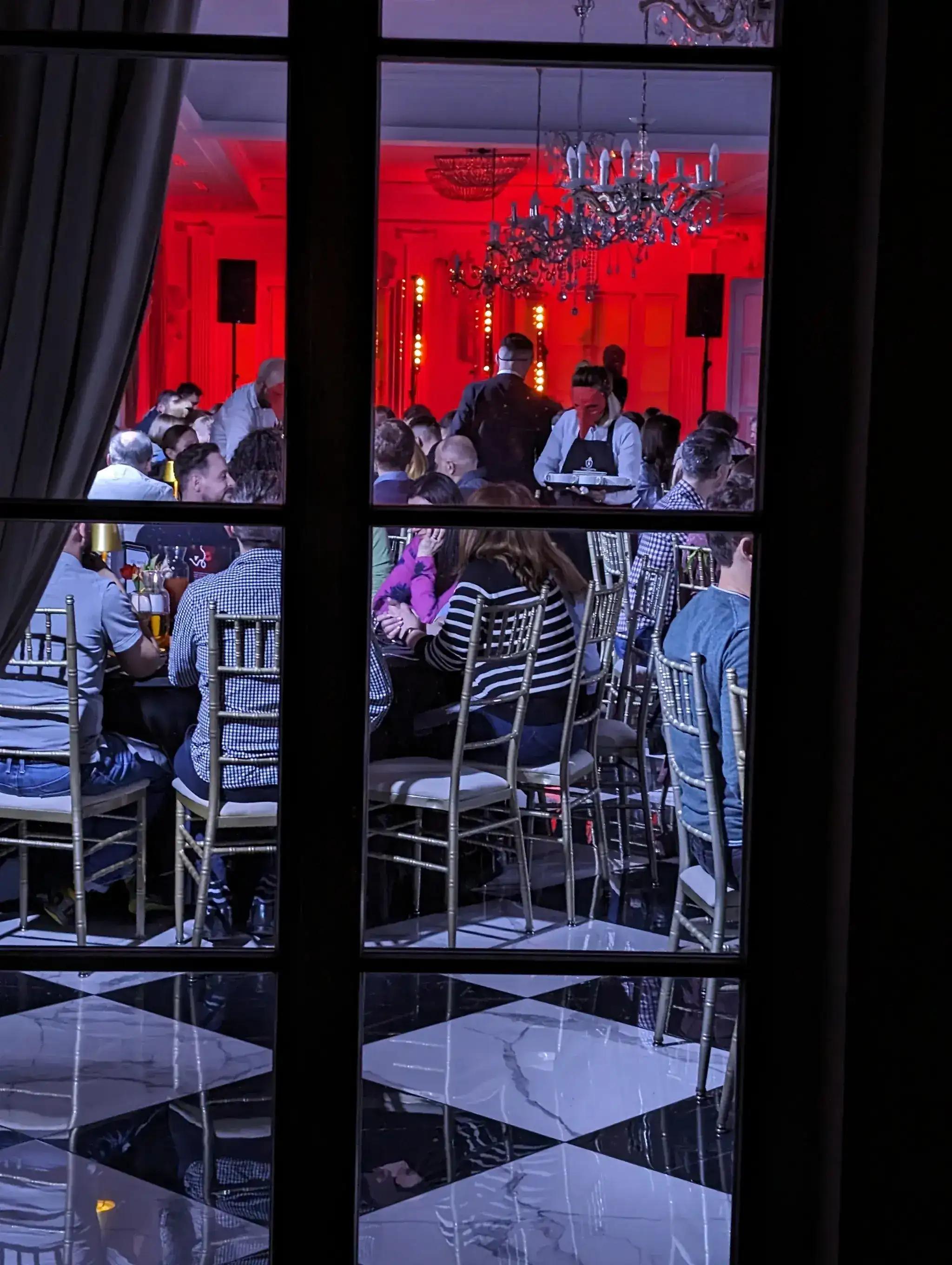 Stół udekorowany na galę lub event z fioletowym światłem