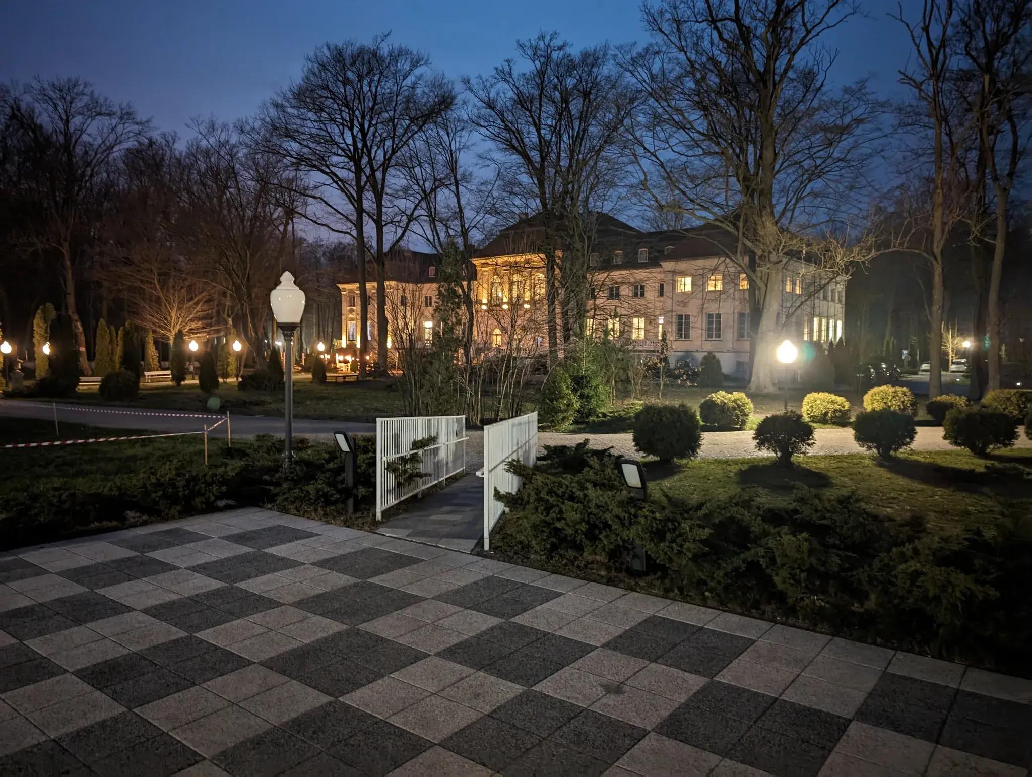 Widok na hotel wieczorem